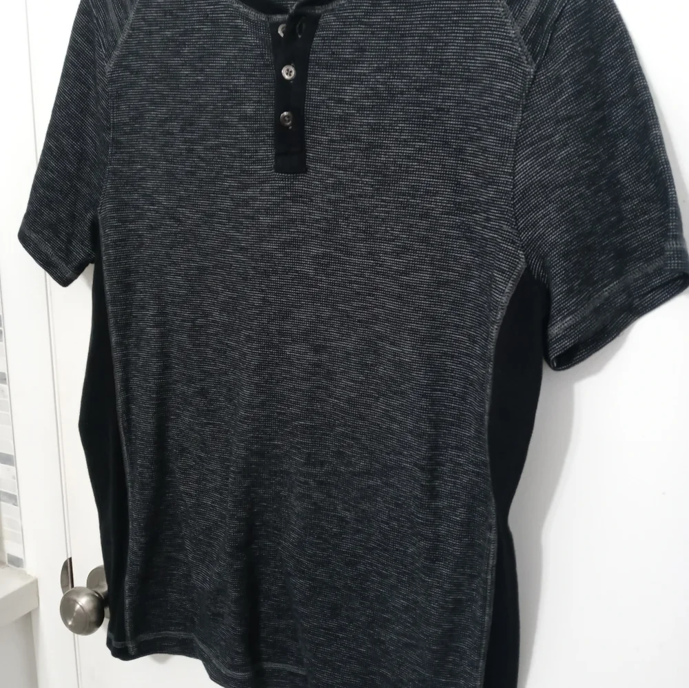 Rock & Republic short sleeve Contrasting Black White Stretch Henley Metal Button